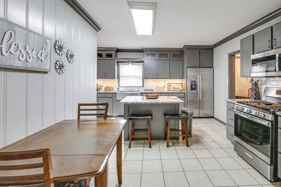 Kitchen & Additional Dining Area