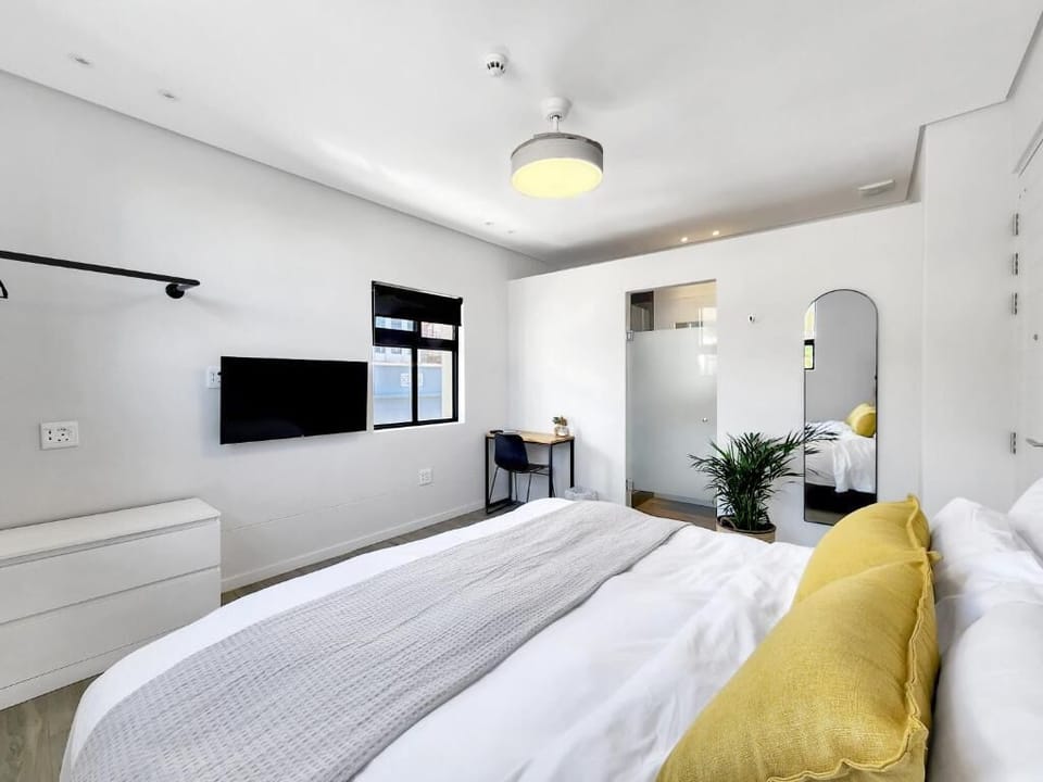 Deluxe Double Room, 1 King Bed, City View | Desk, laptop workspace, free WiFi