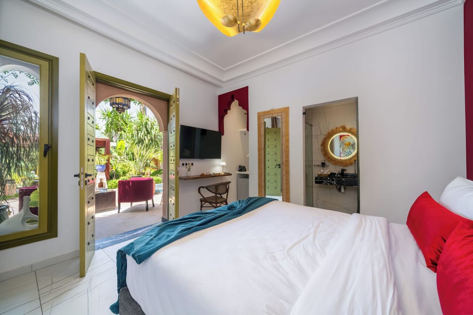 Standard Double Room, Garden View | Minibar, in-room safe, desk, iron/ironing board