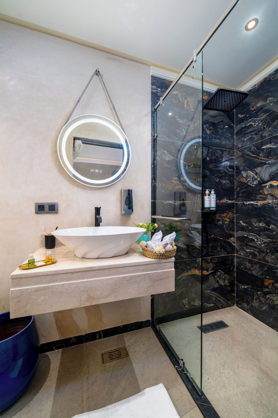Deluxe Double Room, Pool View | Bathroom | Shower, free toiletries, hair dryer, slippers