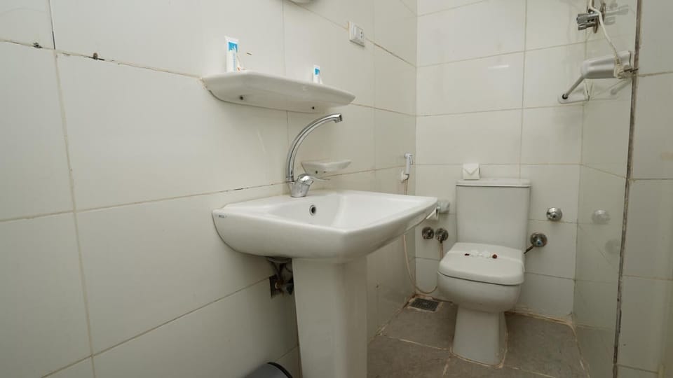 Superior Double Room | Bathroom | Shower, hair dryer, bathrobes, slippers