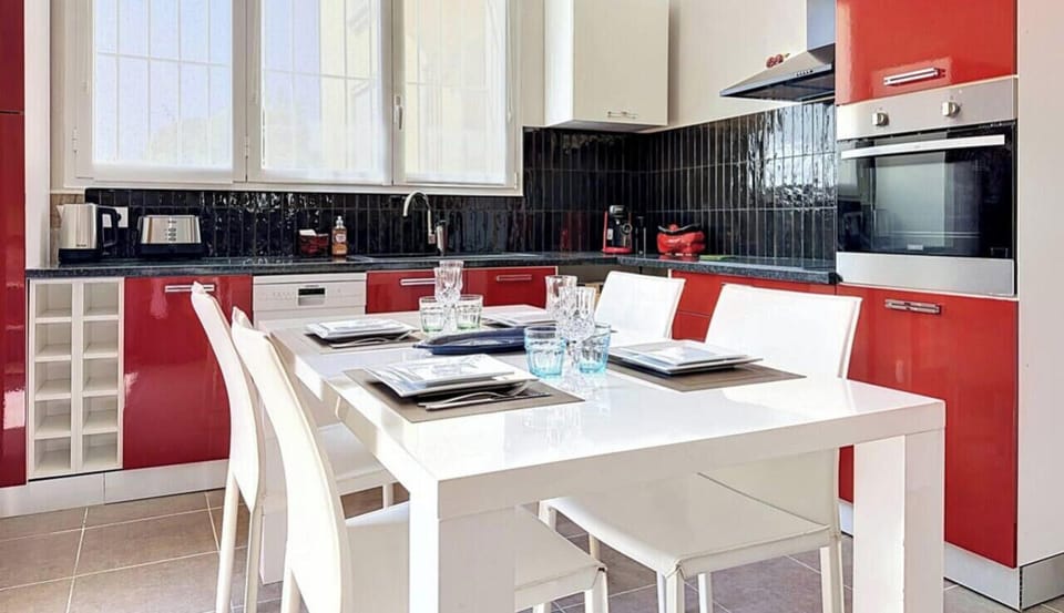 Espace repas et cuisine entièrement équipée pour cuisiner facilement durant votre séjour.