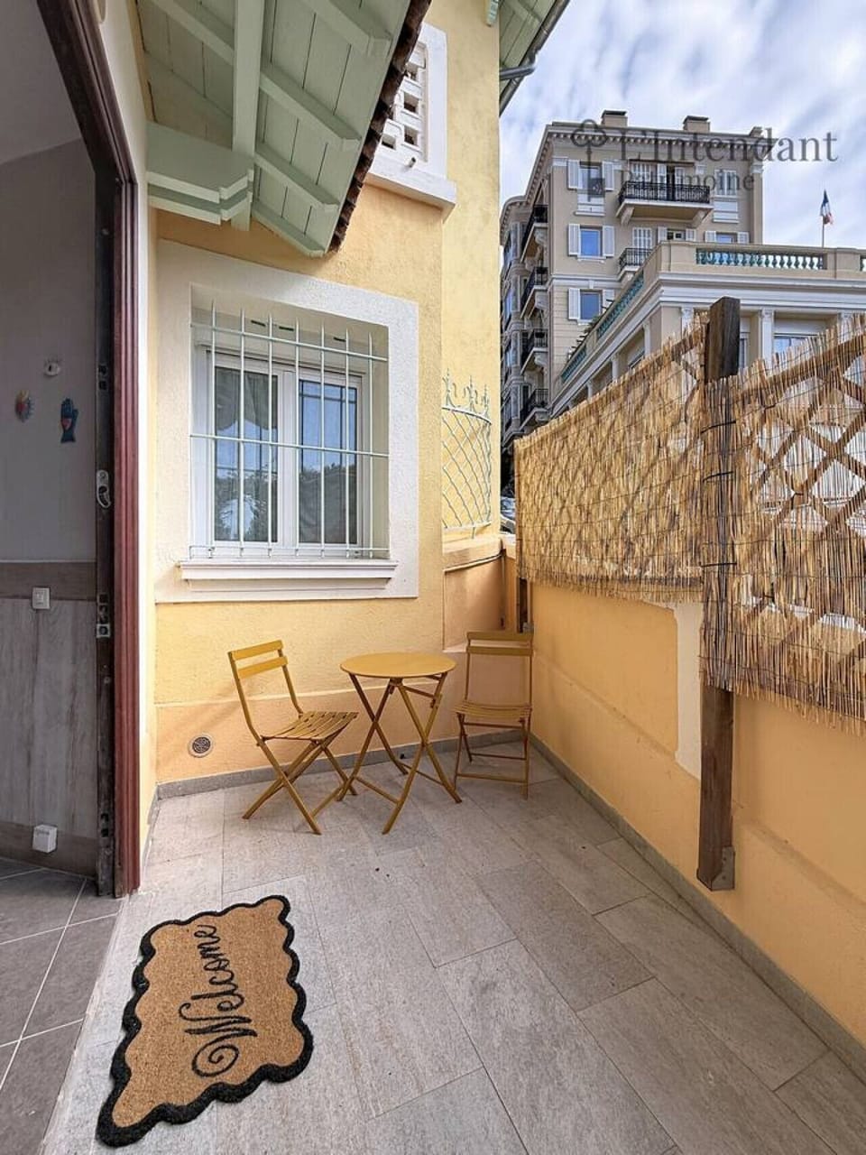 Terrasse privative idéale pour profiter des repas en extérieur.