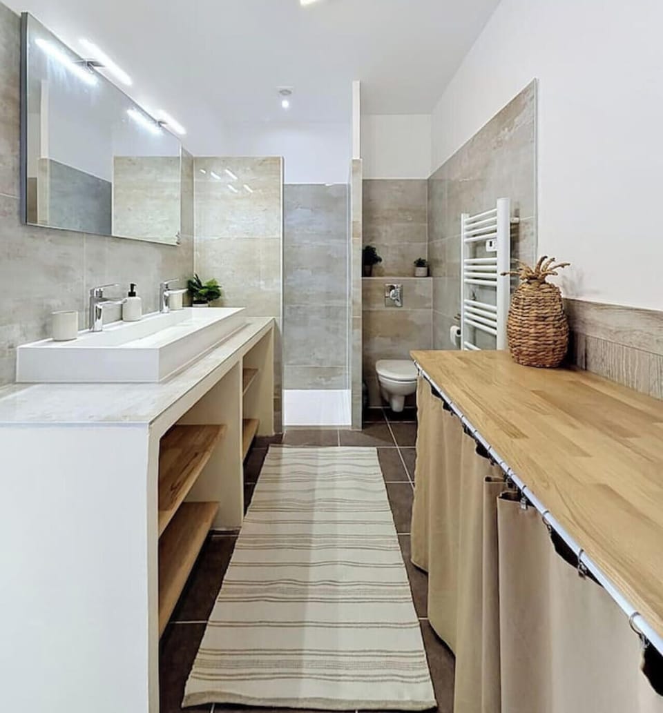 Salle de bain fonctionnelle et spacieuse pour un séjour tout confort.