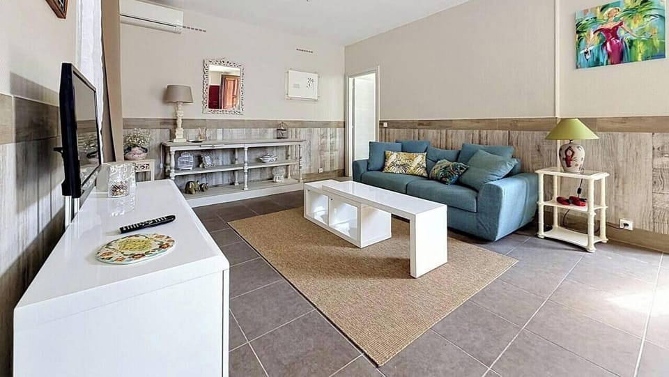 Grand espace salon idéal pour se détendre après une journée sur la Côte d’Azur.