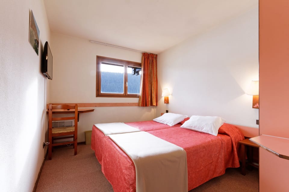 Comfort Twin Room, 2 Twin Beds | In-room safe, desk, soundproofing, iron/ironing board