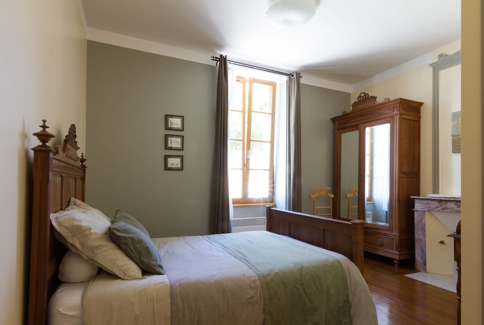 Double Room | Minibar, desk, blackout drapes, iron/ironing board