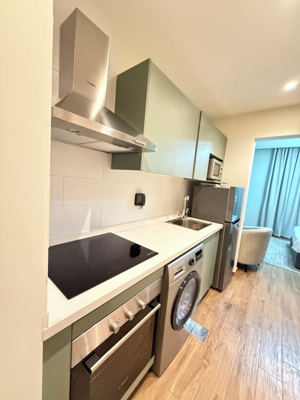 Full-size fridge, microwave, oven, dishwasher