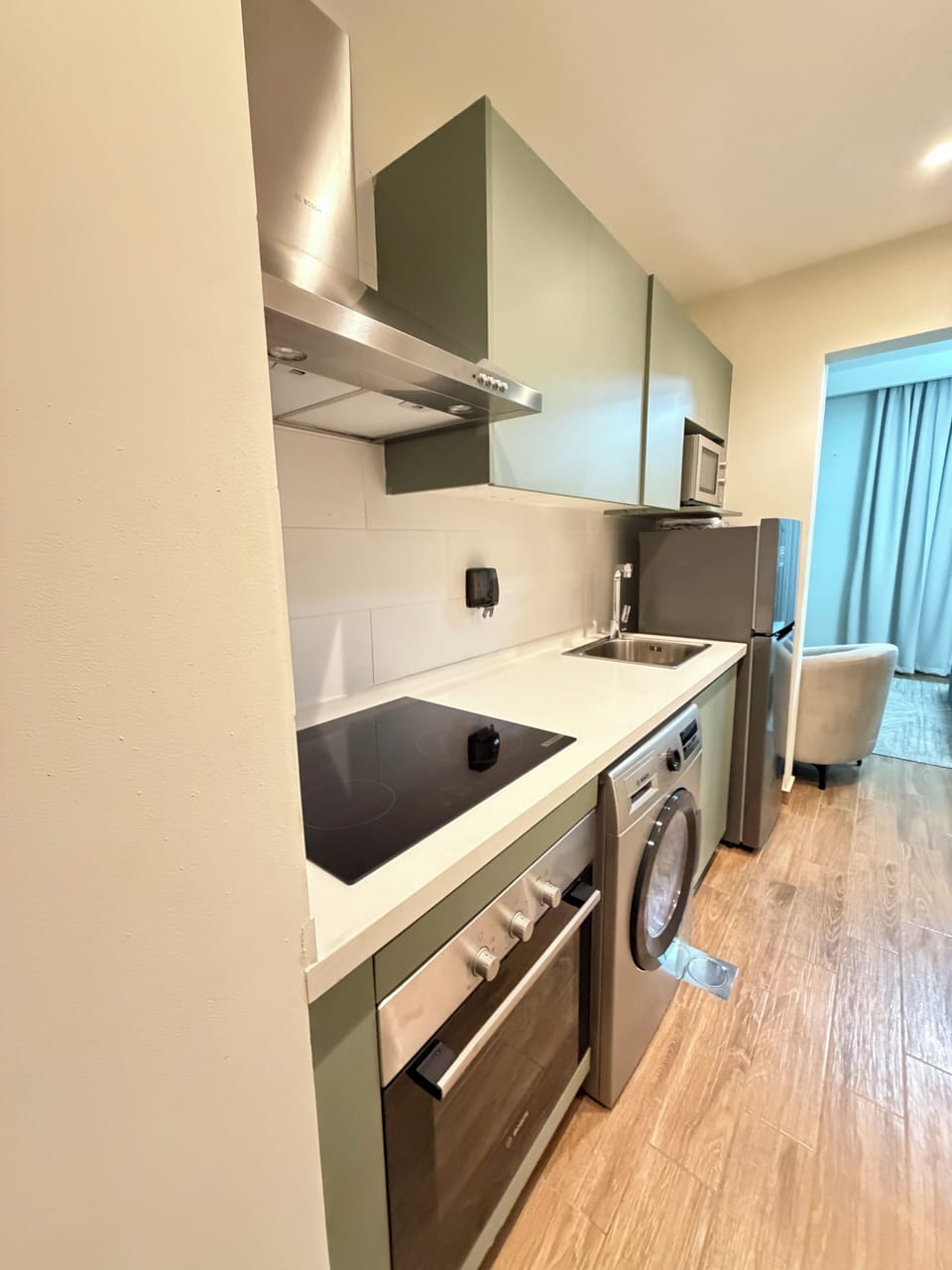 Full-size fridge, microwave, oven, dishwasher