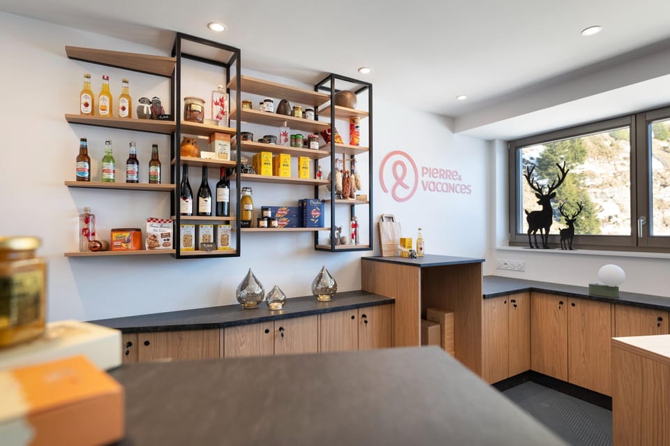 Apartment | Bar (on property)