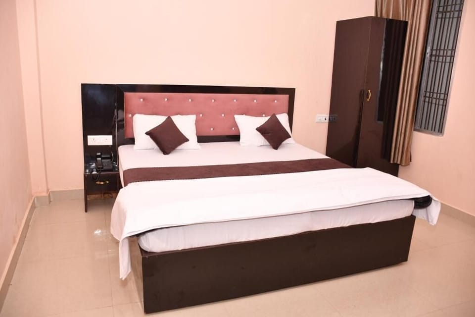 Family Room | Desk, laptop workspace, free WiFi