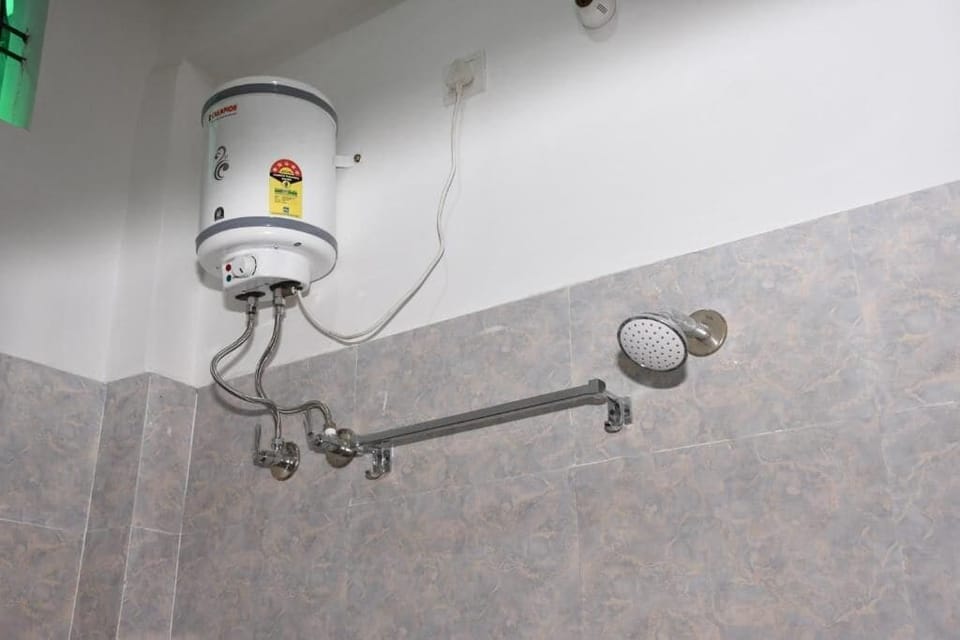 Family Room | Bathroom | Combined shower/tub, free toiletries, bidet, towels