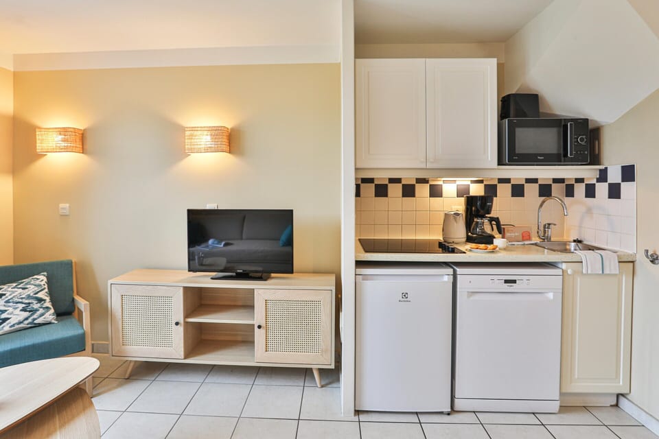 Apartment | Private kitchen | Cleaning supplies