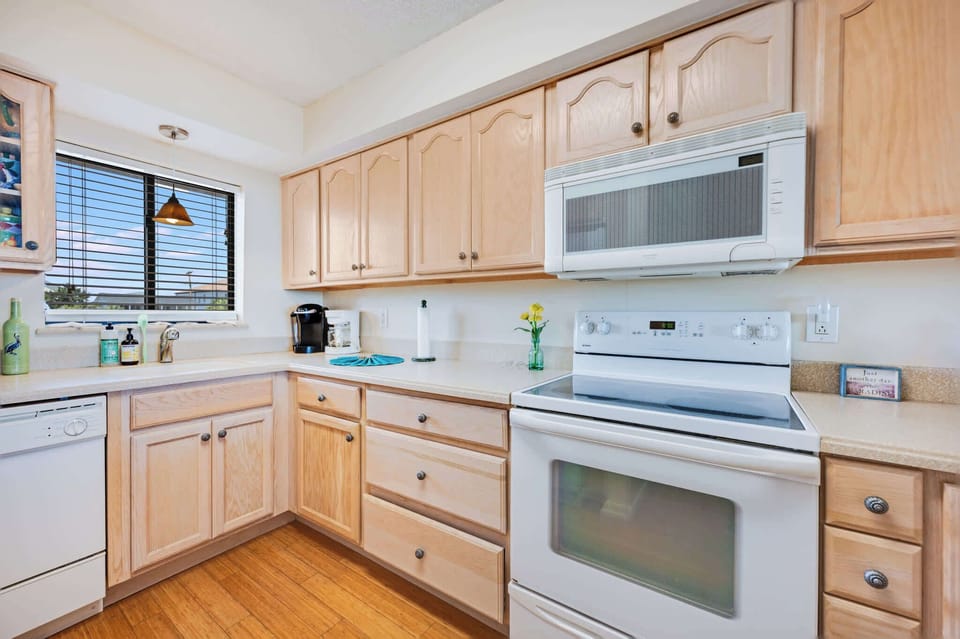Modern Kitchen + Dining Area
