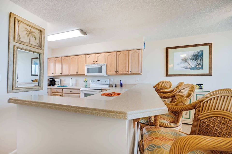 Modern Kitchen + Dining Area
