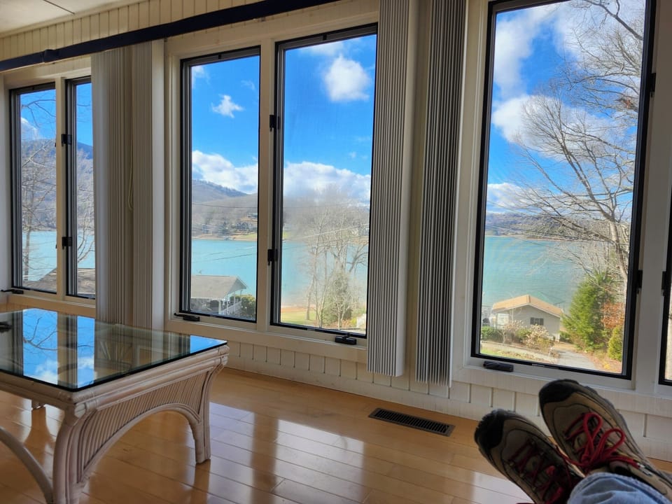 Happy feet, sunroom, view room