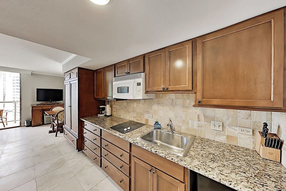 Convenient kitchenette to prepare light meals