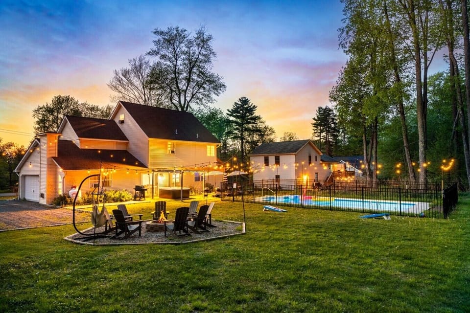 140-Greenwood-Dr-Blakeslee-PA-18610-airbnb-002-twilight