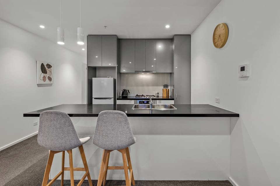 Deluxe Apartment, Balcony, City View | Private kitchen | Electric kettle, toaster