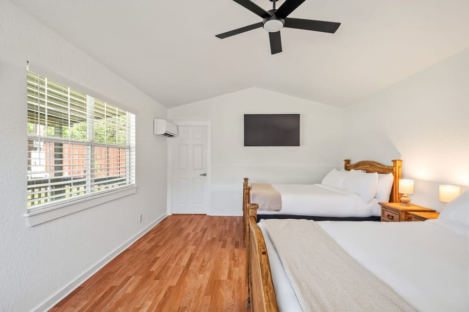 Bedroom - 2 queen beds