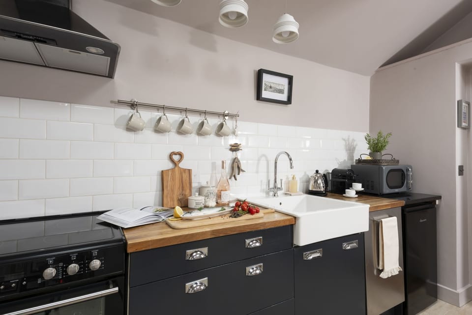 Kitchen equipped with oven, hob, fridge, ice box, coffee machine - The Store Room