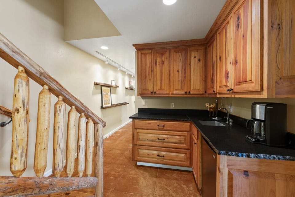 Kitchenette - Lower (1)