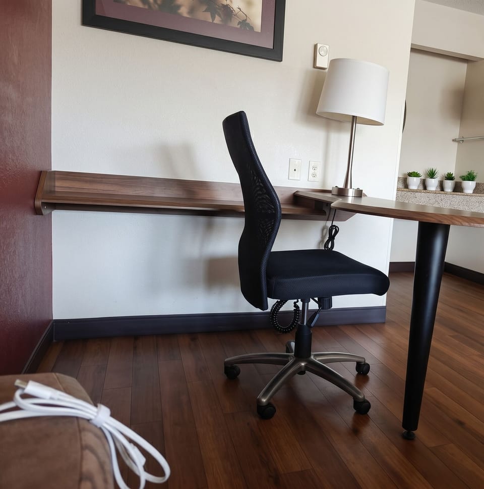 Egyptian cotton sheets, premium bedding, desk, free WiFi