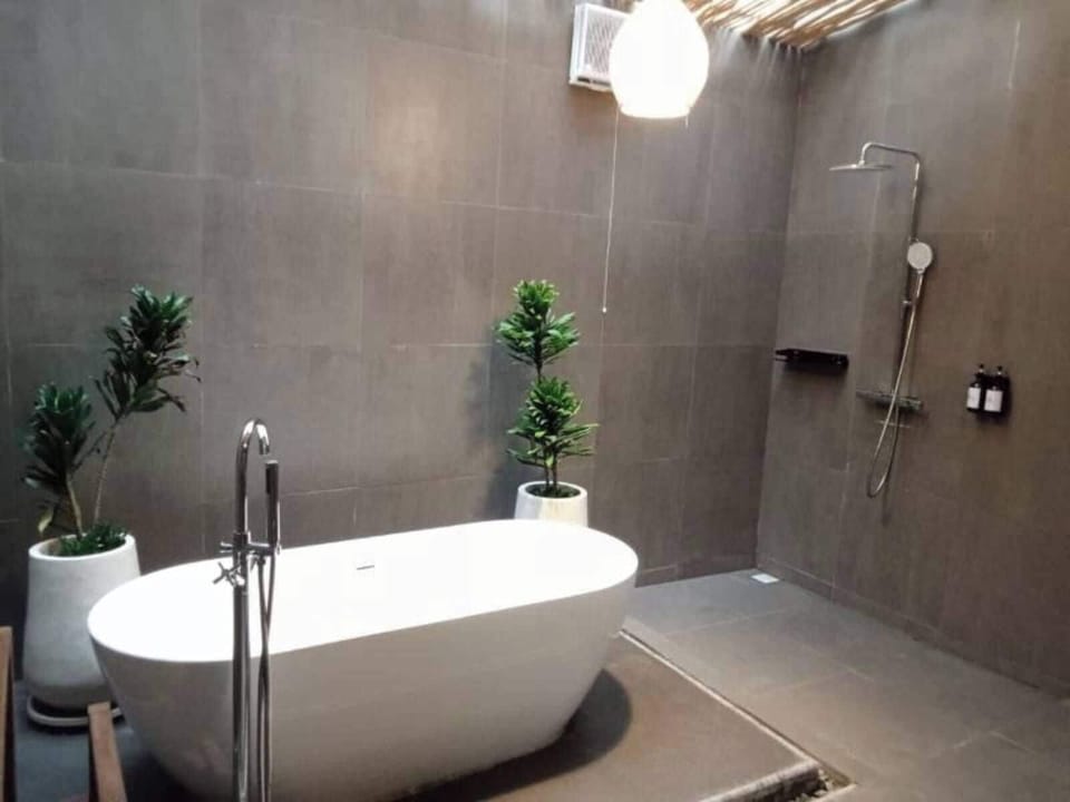 Deluxe Double Room, Balcony, Garden View | Bathroom | Towels, soap, shampoo, toilet paper