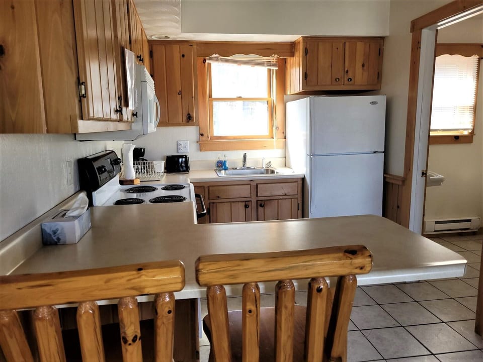 Superior Cabin, 2 Bedrooms, Pool View | Private kitchen