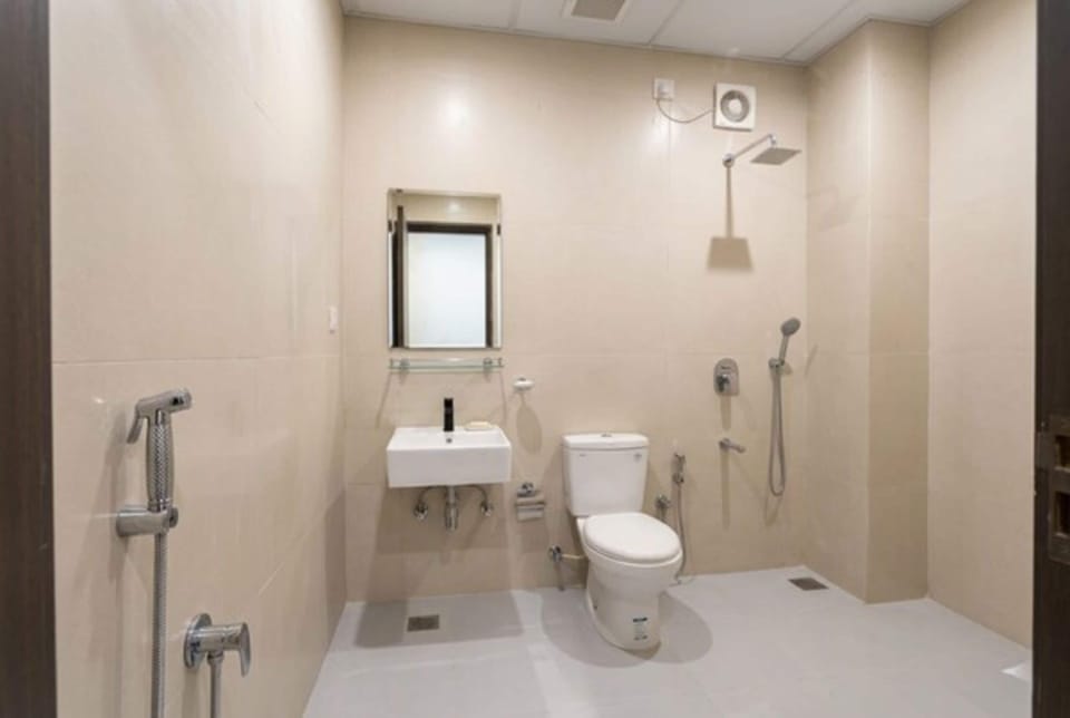 Deluxe Room | Bathroom | Shower, free toiletries, towels, soap