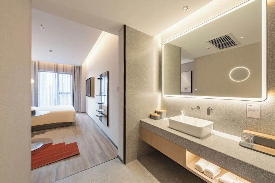 Executive King Room | Premium bedding, down comforters, pillowtop beds, free minibar