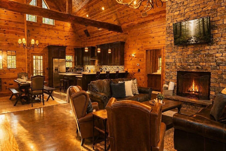 Luxury Cabin Living with Fireplace, Vaulted Ceilings & Dining