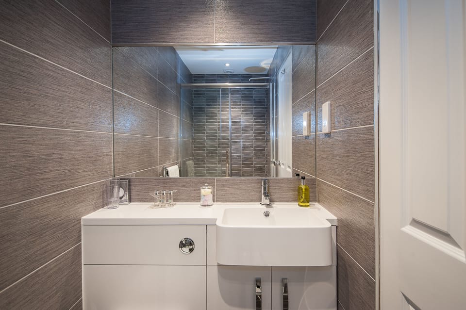 Luxury Double Room, 1 King Bed, Garden View | Bathroom | Shower, free toiletries, towels