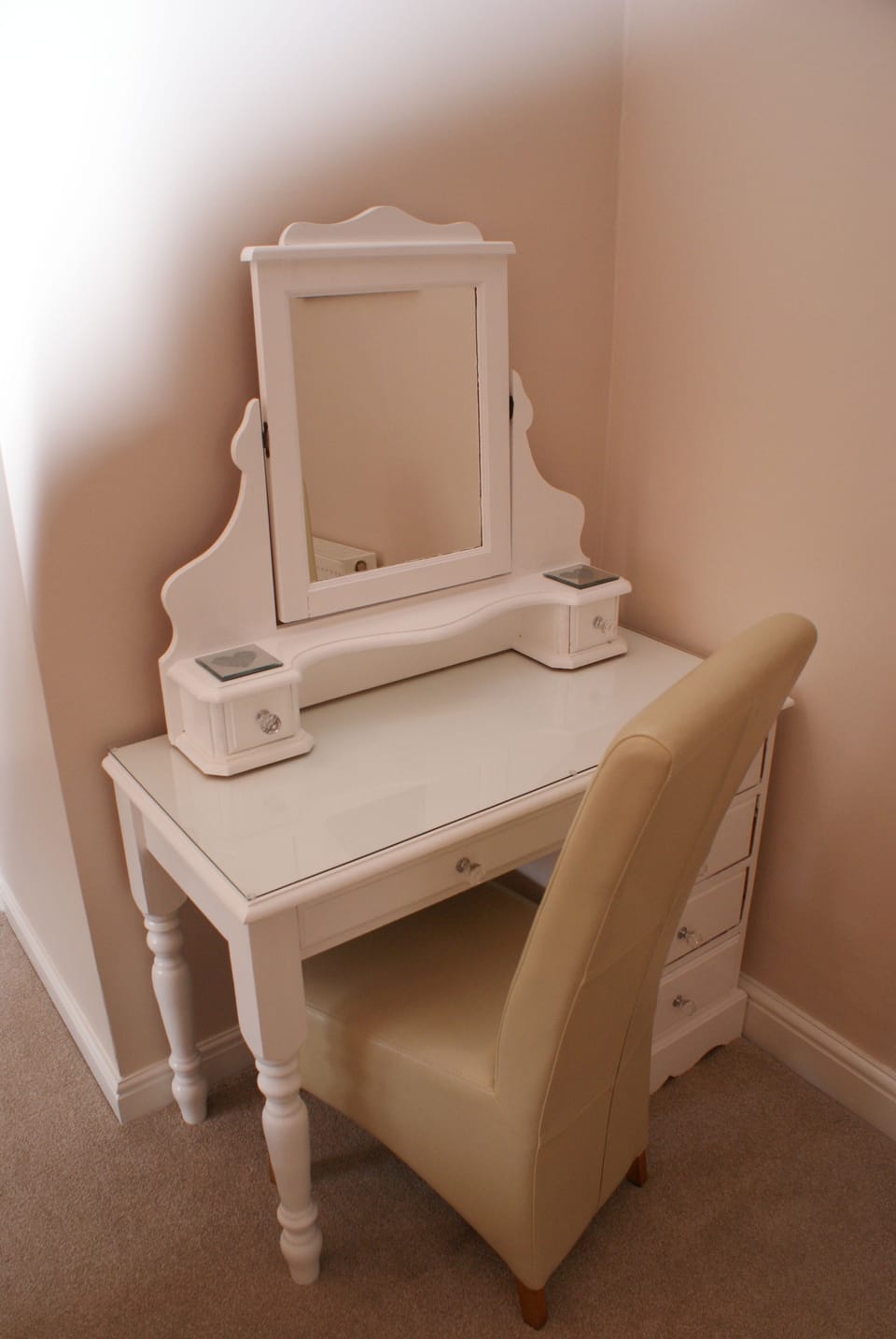 Superior Room, 1 King Bed, Ground Floor (Room 9) | Bathroom | Shower, free toiletries, towels