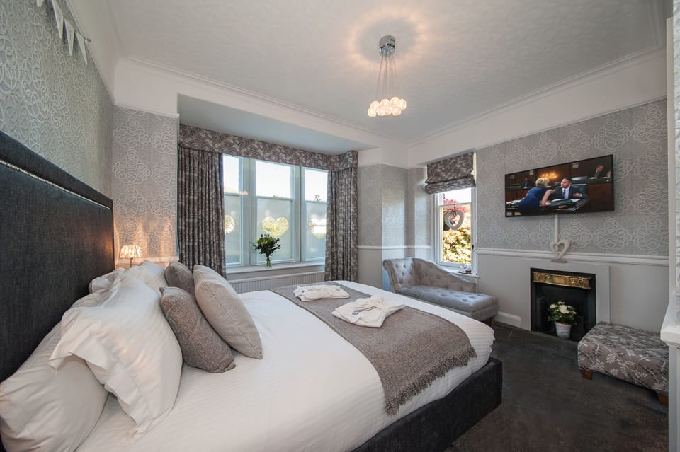 Luxury Double Room, 1 King Bed, Garden View | Soundproofing, iron/ironing board, free WiFi, bed sheets