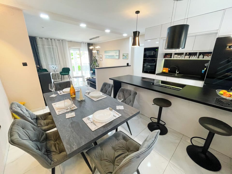 Apartment, Sea View | Dining
