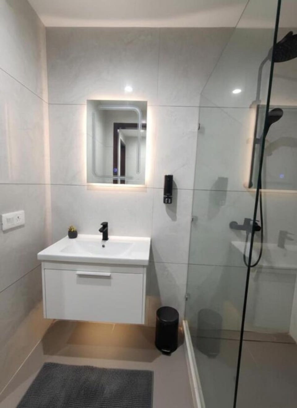 Deluxe Room | Bathroom | Shower, free toiletries, towels, soap