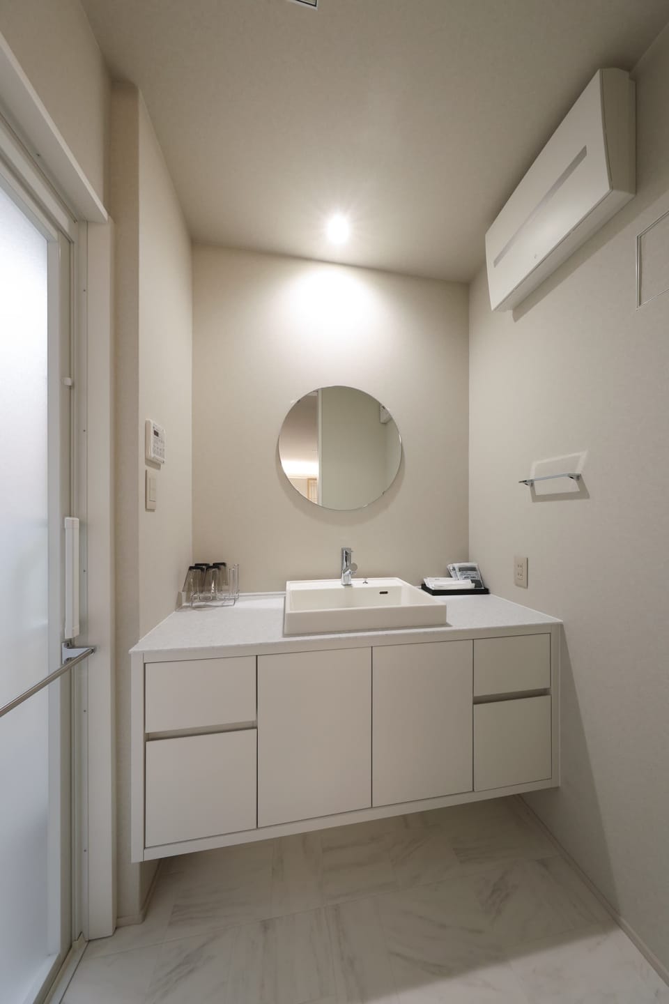 Combined shower/tub, hair dryer, towels, shampoo