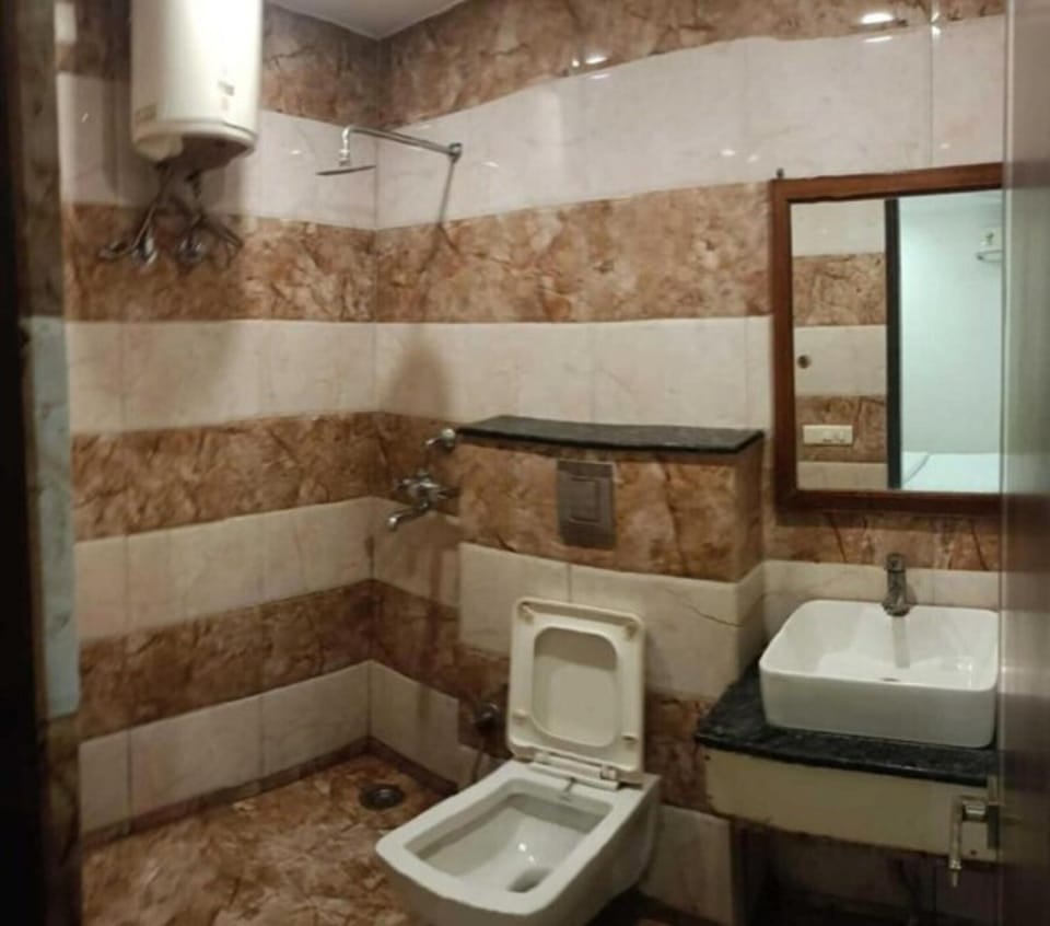 Deluxe Room | Bathroom | Free toiletries, slippers, towels, soap