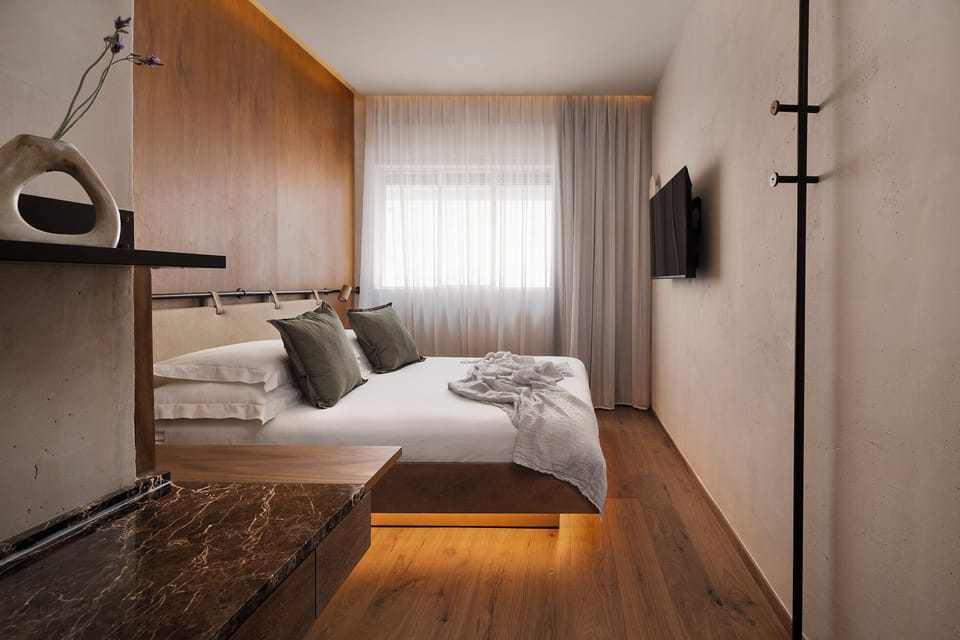 Classic Room | In-room safe, desk, laptop workspace, iron/ironing board (on request)
