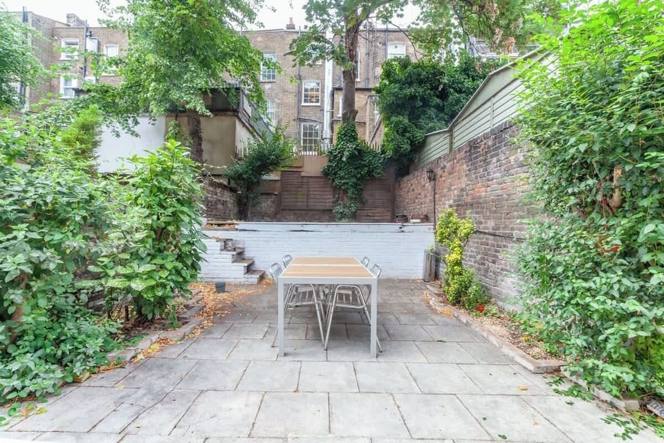 Spacious garden & patio