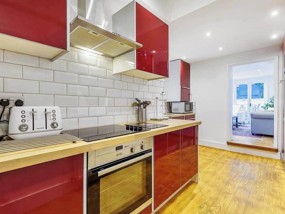 Spacious kitchen with all appliances / utensils