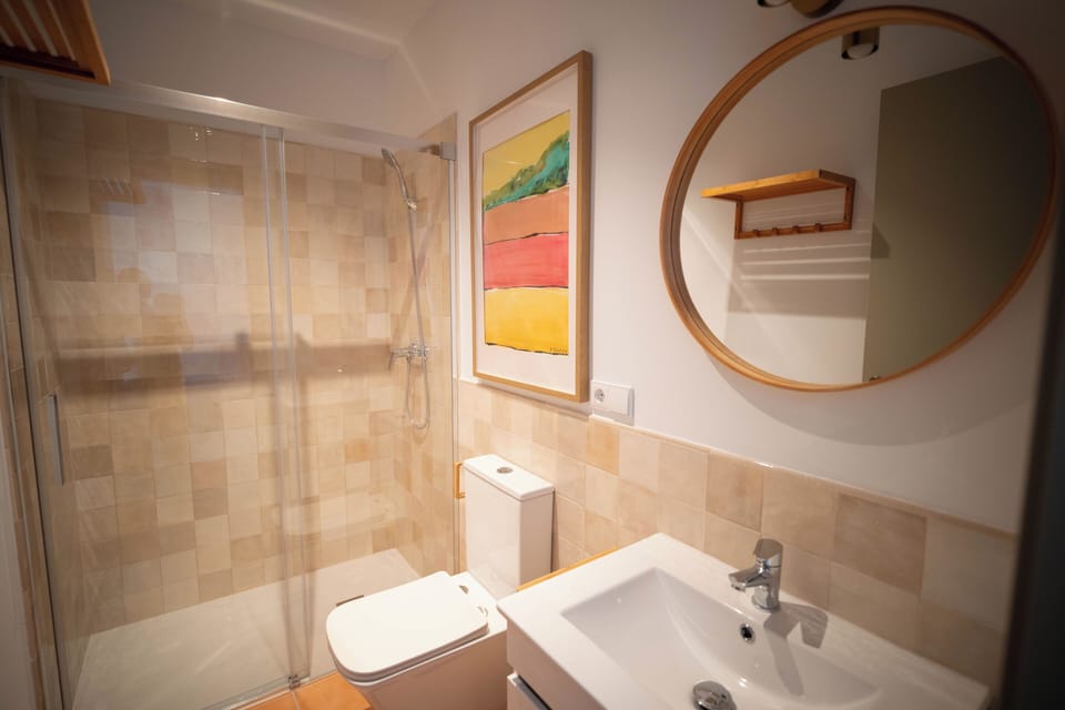 Classic Single Room | Bathroom | Hair dryer, towels, soap, shampoo