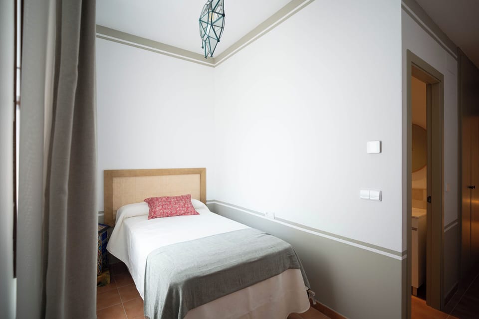 Classic Single Room | Desk, laptop workspace, WiFi (free)