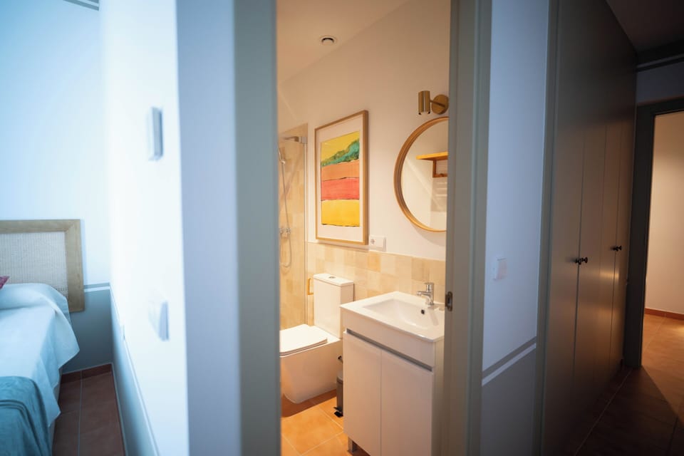 Classic Single Room | Bathroom | Hair dryer, towels, soap, shampoo