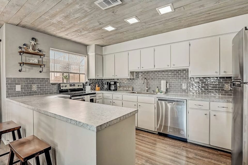 🍳 A well-equipped kitchen for easy breakfasts and relaxed dinners at home.