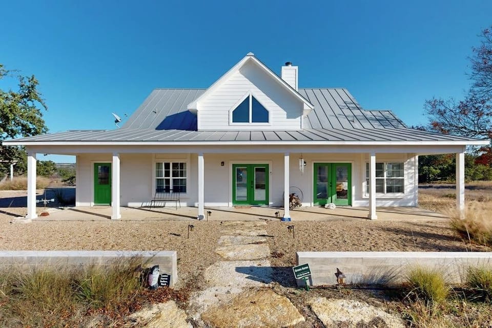 Your private Hill Country farmhouse in Hye.