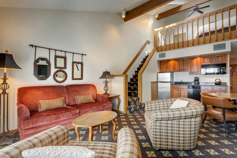 Deluxe Loft (Heather Highlands Inn Pleasantview) | Living room