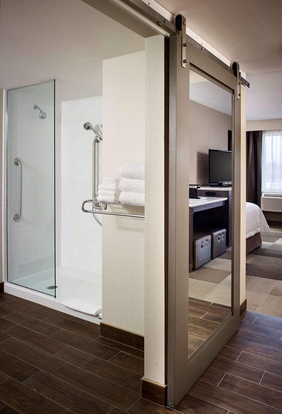 Room, 1 King Bed, Accessible, Non Smoking | Bathroom | Free toiletries, towels