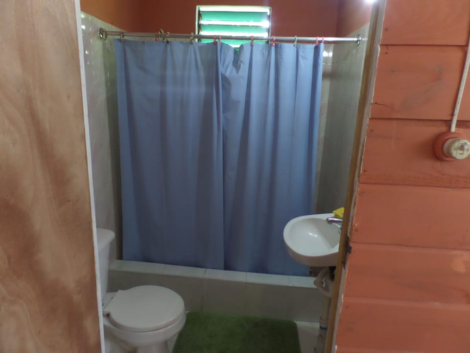 Comfort Cottage | Bathroom | Shower, towels